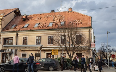 Žalostni posnetki iz porušenega mesta Petrinje (foto)