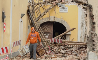 Žalostni posnetki iz porušenega mesta Petrinje (foto)