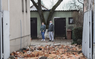 Žalostni posnetki iz porušenega mesta Petrinje (foto)