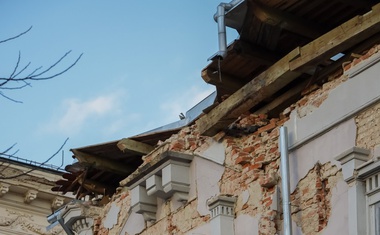 Žalostni posnetki iz porušenega mesta Petrinje (foto)