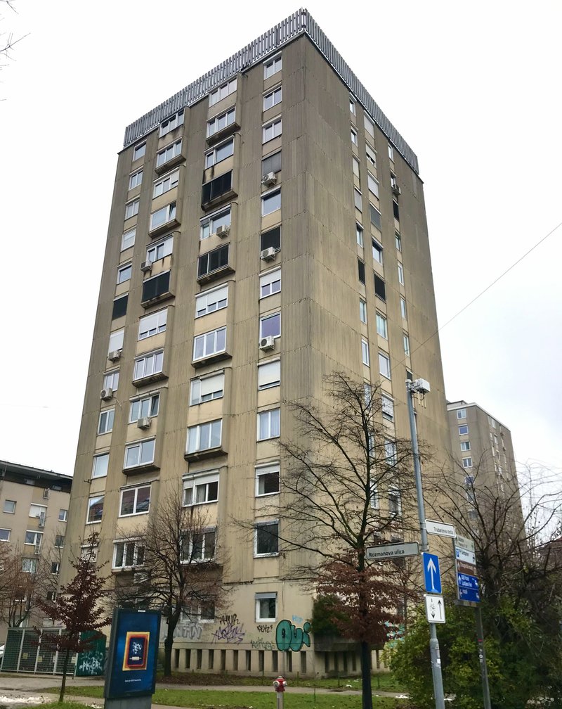 Lokacija C: Rozmanova ulica 2. Leto izgradnje 1960, 12 nadstropij.