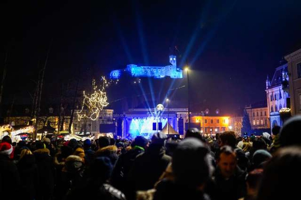 Od 12. ure ponovno sproščeno gibanje med občinami, prepoved gibanja v nočnem času ostaja (foto: Nik Jevšnik/STA)