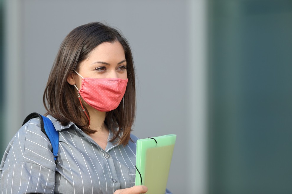 V sredo potrjenih 2412 okužb, umrlo 32 bolnikov (foto: Profimedia)