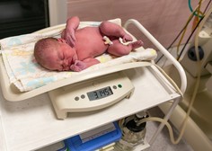 Prvi letošnji novorojenček privekal na svet v Postojni 56 minut čez polnoč
