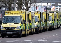 V Londonu okuženi čakajo na posteljo v bolnišnici v reševalnih kombijih tudi do 24 ur