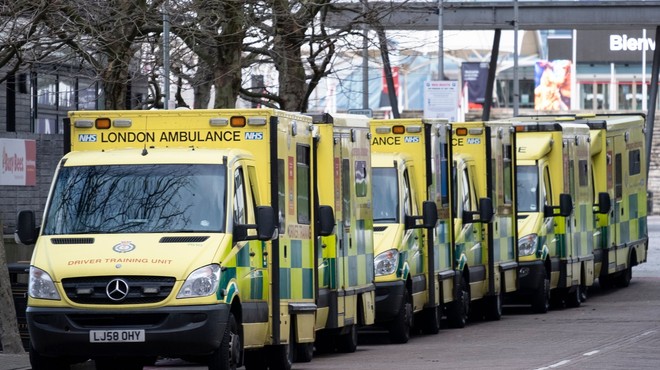V Londonu okuženi čakajo na posteljo v bolnišnici v reševalnih kombijih tudi do 24 ur (foto: profimedia)