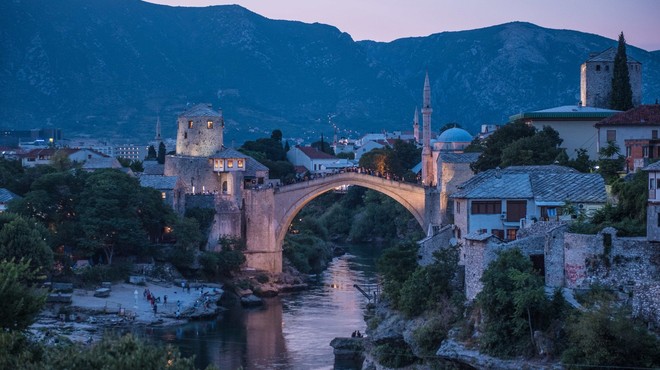 Stari most v Mostarju osvetljen z barvami hrvaške zastave (foto: profimedia)