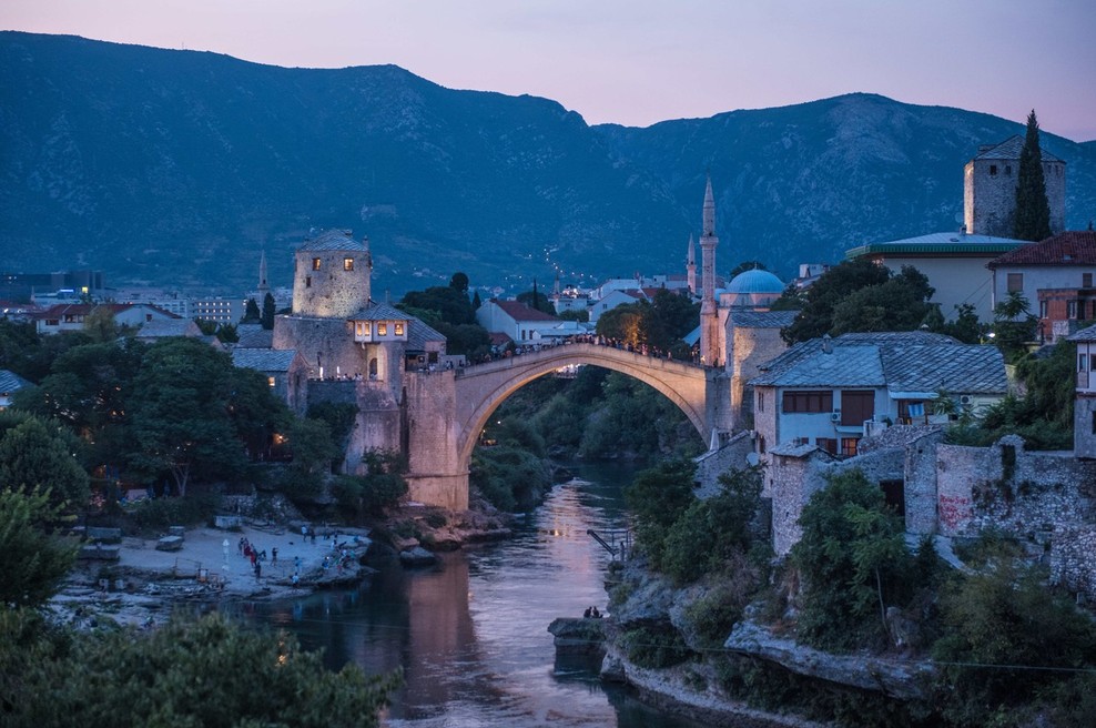 Stari most v Mostarju osvetljen z barvami hrvaške zastave (foto: profimedia)