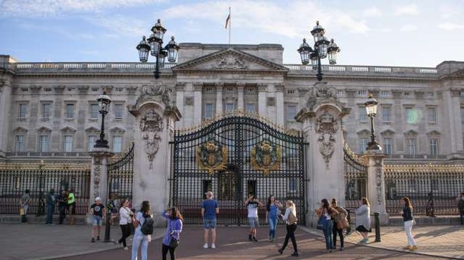 Zaradi kraje v Buckinghamski palači za zapahe član osebja (foto: Nebojša Tejić/STA)