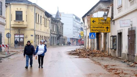 Sisek in Petrinja zaradi potresa za 10 do 20 centimetrov bolj vzhodno