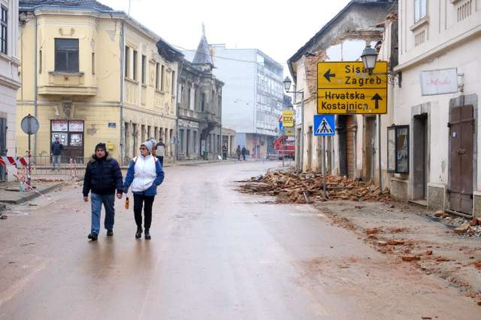 Sisek in Petrinja zaradi potresa za 10 do 20 centimetrov bolj vzhodno (foto: Hina/STA)