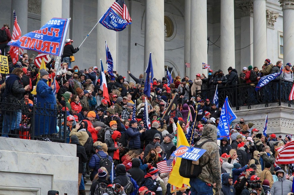 Trumpovi podporniki vdrli v ameriški kongres, potrditev izidov predsedniških volitev preložena (foto: Profimedia)