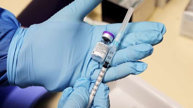 Je cepljenje proti covidu-19 priporočljivo za osebe z alergijami? (foto: Daniel Novakovič/STA)
