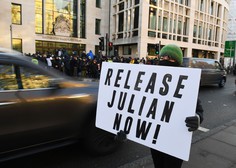 Britansko sodišče odredilo: Julian Assange ostaja v priporu