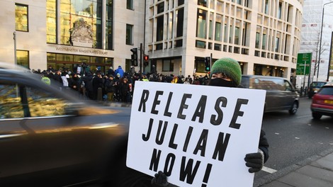 Britansko sodišče odredilo: Julian Assange ostaja v priporu