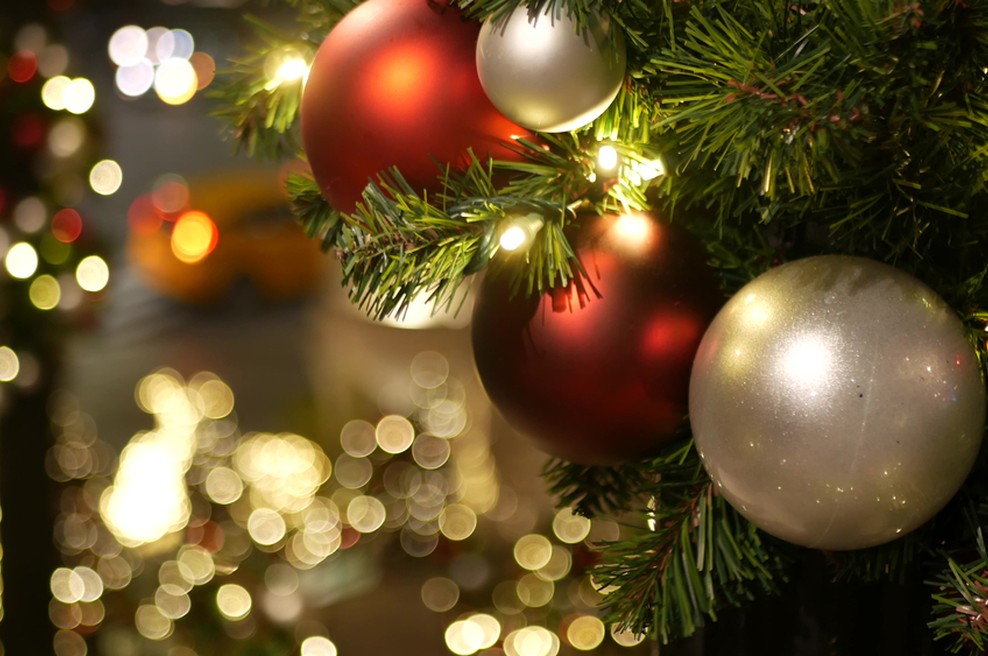Danes vam še ni treba pospraviti okrasnega drevesca, letos se to dela 10. januarja (foto: Shutterstock)