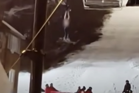 Kako so rešili smučarko, ki je nad smučiščem visela s sedežnice