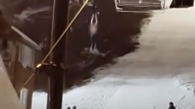Kako so rešili smučarko, ki je nad smučiščem visela s sedežnice (foto: YouTube/posnetek zaslona)