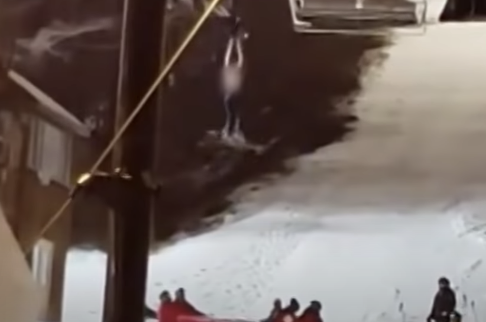 Kako so rešili smučarko, ki je nad smučiščem visela s sedežnice (foto: YouTube/posnetek zaslona)