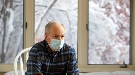 Med 14.718 četrtkovimi testi 2045 okuženih, umrlo 25 obolelih