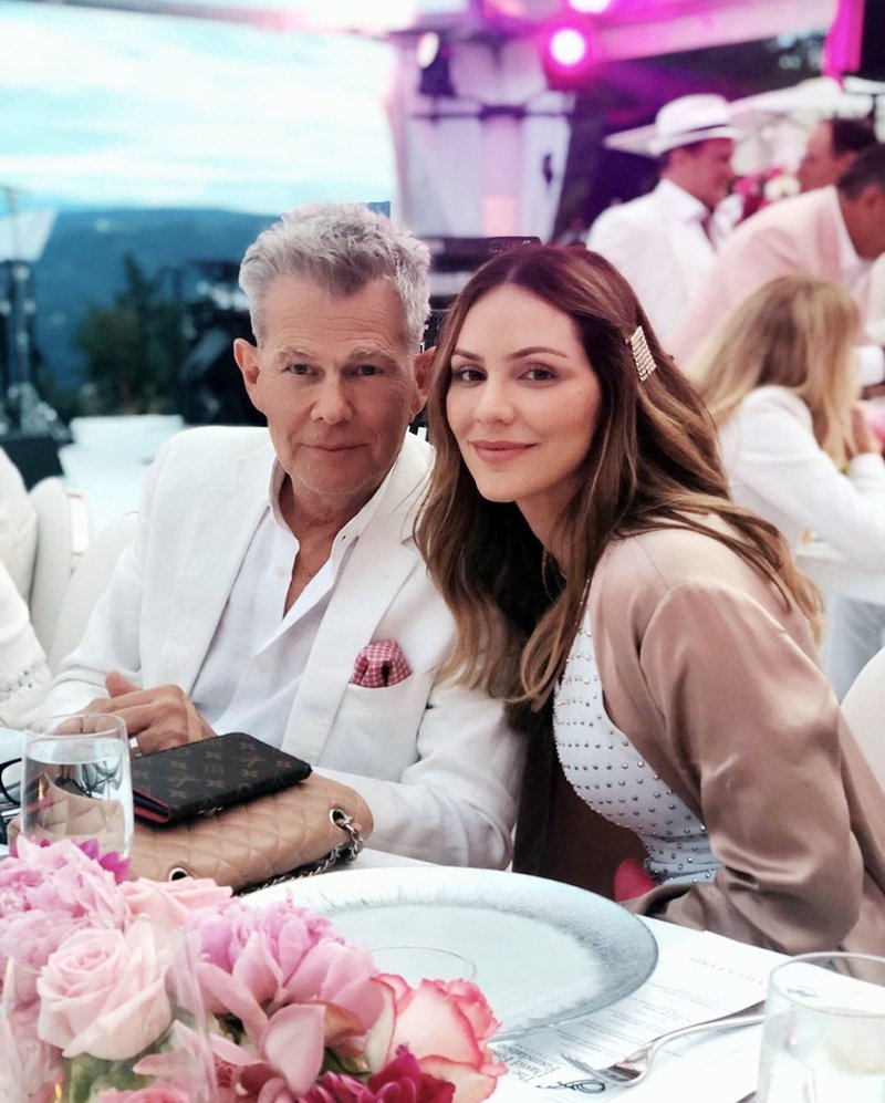 Ženska s precej starejšim partnerjem.