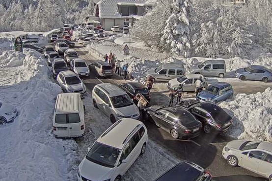 Gneče na cestah in parkiriščih na severu Slovenije, dostop do Velike Planine več ni možen