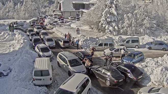 Prepolna parkirišča na Črnivcu pretekli vikend. (foto: Spletna kamera/promet.si)