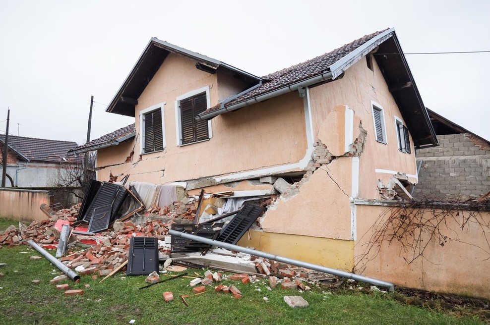 Po vnovičnem močnejšem potresnem sunku prizadetim razmere otežuje še sneg (foto: profimedia)