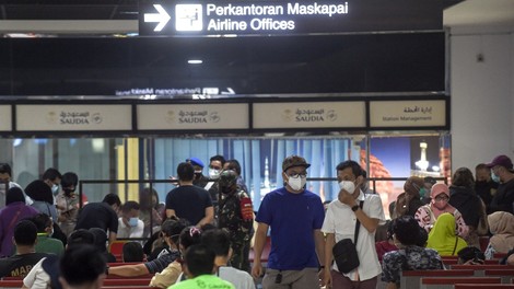 Pogrešano indonezijsko letalo, ki naj bi strmoglavilo v morje, še vedno iščejo