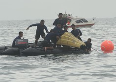 Potapljači iz morja potegnili dele pogrešanega letala in posmrtne ostanke žrtev