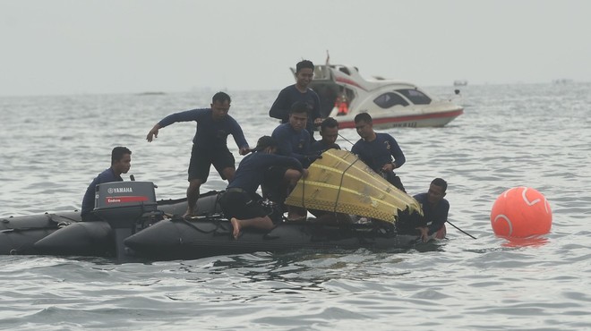 Potapljači iz morja potegnili dele pogrešanega letala in posmrtne ostanke žrtev (foto: profimedia)