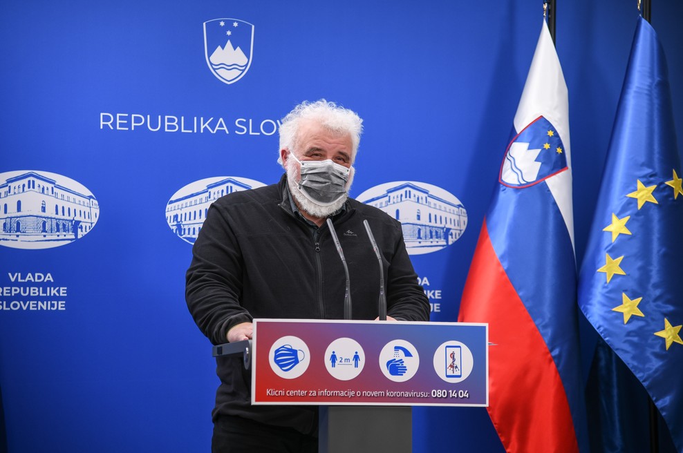 Krek predstavil covid-19 statistiko: Večina umrlih v 2020 je bilo stanovalcev domov za starejše (foto: Nebojša Tejić/STA)