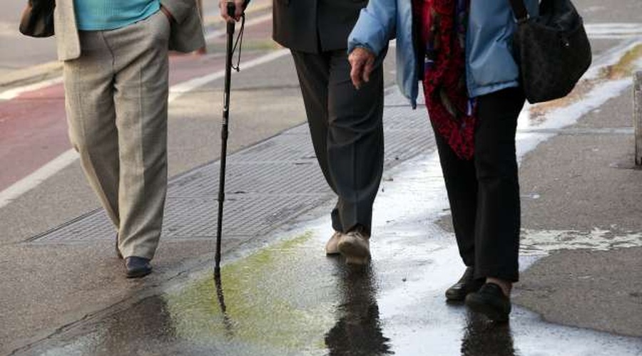 Oskrba na stara leta: obvezni prispevek, ki ga uvaja vlada, naletel na oviro. Bo sploh šel skozi? (foto: Tina Kosec/STA)