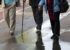 Oskrba na stara leta: obvezni prispevek, ki ga uvaja vlada, naletel na oviro. Bo sploh šel skozi?