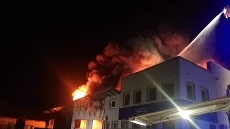 Ponoči zagorela objekta podjetij Treves in Riko, bližnje prebivalce evakuirali