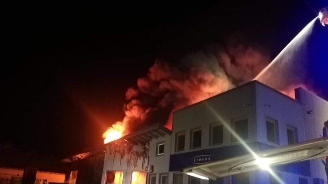 Ponoči zagorela objekta podjetij Treves in Riko, bližnje prebivalce evakuirali (foto: PGD Trebnje)