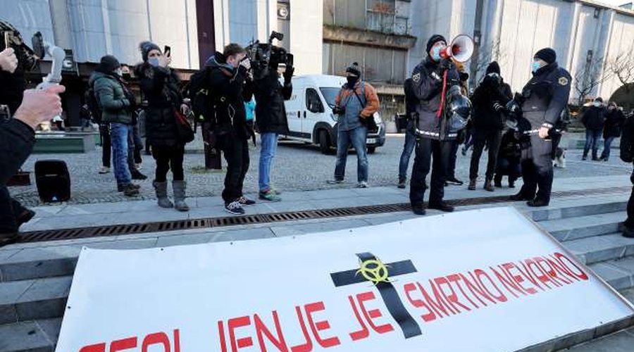 Nekaj sto protestnikov na Trgu republike se je po dveh urah mirno razšlo (foto: Daniel Novakovič/STA)