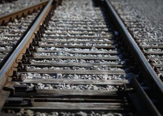 Mladoletnica po fotografiranju med tiri umrla zaradi posledic trka vlaka