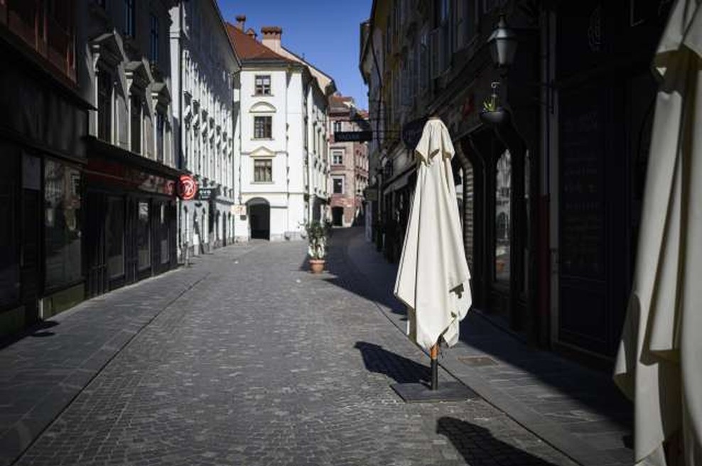 Z omejevanjem gibanja na občine se mobilnost ljudi ni zmanjšala (foto: Jure Makovec/STA)