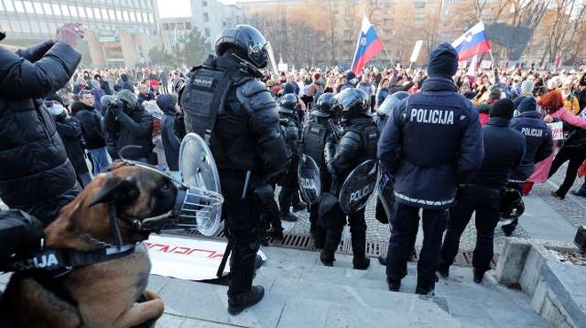 Policija na sredinem shodu izdala več kot 200 odlokov zaradi kršitev omejitve gibanja in zbiranja (foto: Daniel Novakovič/STA)