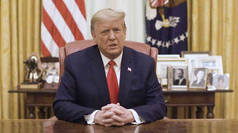 Vidno potrt Trump po potrditvi druge ustavne obtožbe ponovno obsodil nasilje