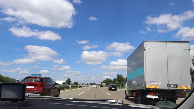 Ob začetku prepovedi prehitevanja čez dan na avtocesti A1 poostren nadzor, kazen 300 EUR (foto: Shutterstock)