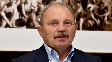 Grožnje, plakati s kljukastim križem ... Poslanec DeSUS Simonovič bo dogajanje prijavil policiji