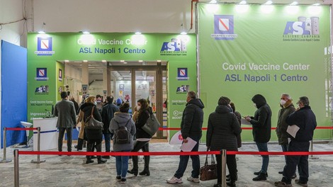 Pfizer in BioNTech zagotavljata, da gre le za enotedenski zamik dobave cepiva