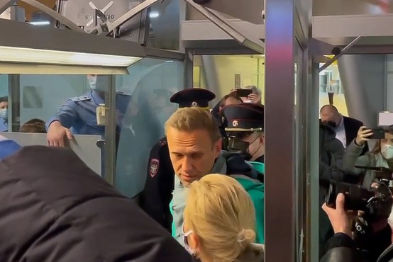 Alekseja Navalnega aretirali, podpornikom preprečili prihod na letališče