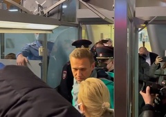 Alekseja Navalnega aretirali, podpornikom preprečili prihod na letališče