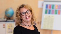 HOFER namenil 21.039 evrov za projekt Botrstvo in oskrbnine v dijaških domovih