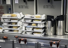 Stevardesa razkrila, česa na letalu ne smete nikoli zaužiti