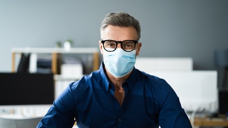 V nedeljo ob 365 hitrih in 1404 PCR testih skupaj potrdili 293 okužb