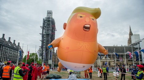 Londonski muzej v zbirko dodal napihljivega dojenčka Trumpa